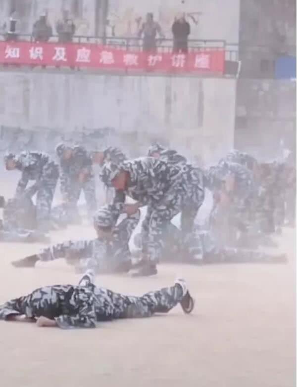 军训帅气小哥哥表演才艺,军训小哥哥才艺表演贵妃醉酒