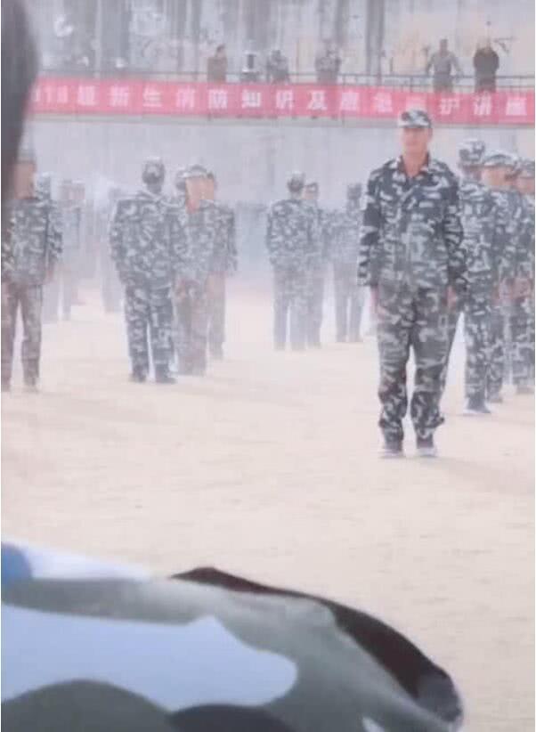 军训帅气小哥哥表演才艺,军训小哥哥才艺表演贵妃醉酒