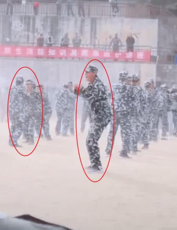 军训帅气小哥哥表演才艺,军训小哥哥才艺表演贵妃醉酒