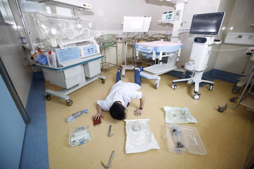 看了这么多炫富摔,这些护士才是最劲爆的~