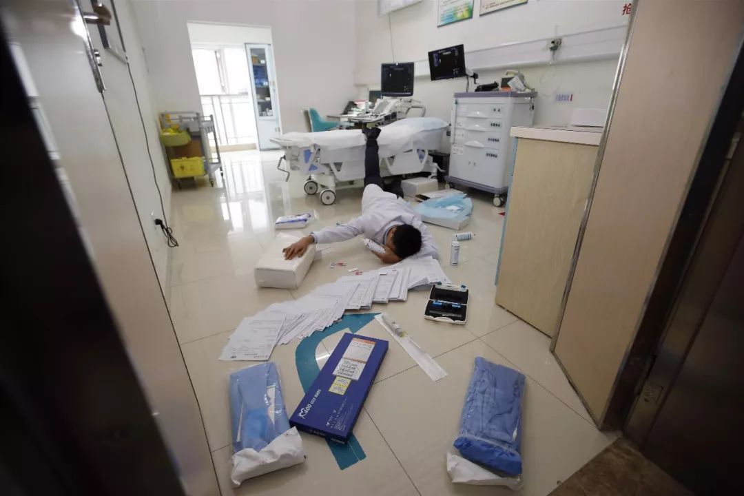 看了这么多炫富摔,这些护士才是最劲爆的~