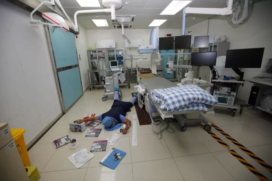 看了这么多炫富摔,这些护士才是最劲爆的~