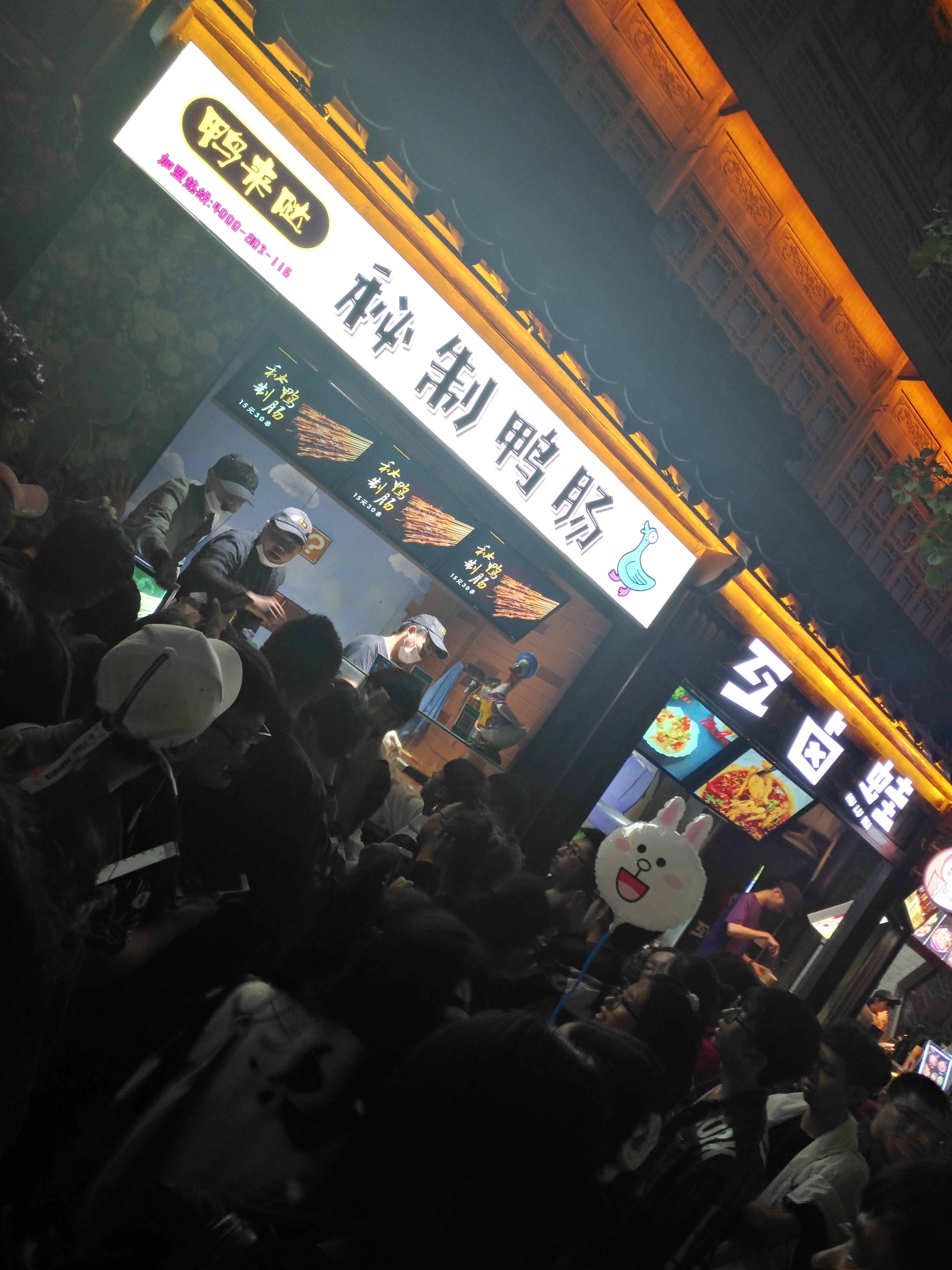 创业卖烤鸭肠亲身经历,小伙摆地摊卖烤肠一天能挣多少钱