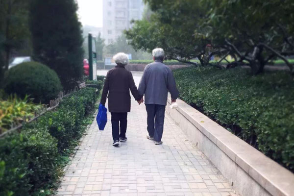 锻炼后膝盖疼还能继续运动吗,锻炼之后膝关节疼痛是什么原因