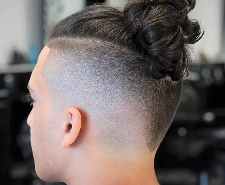 两侧头发铲短,两边铲短中间留很长发型