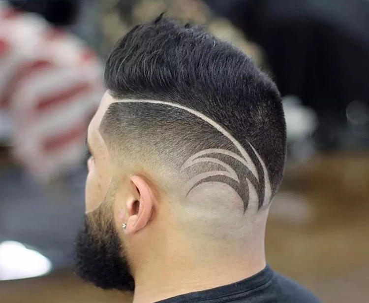 两侧头发铲短,两边铲短中间留很长发型