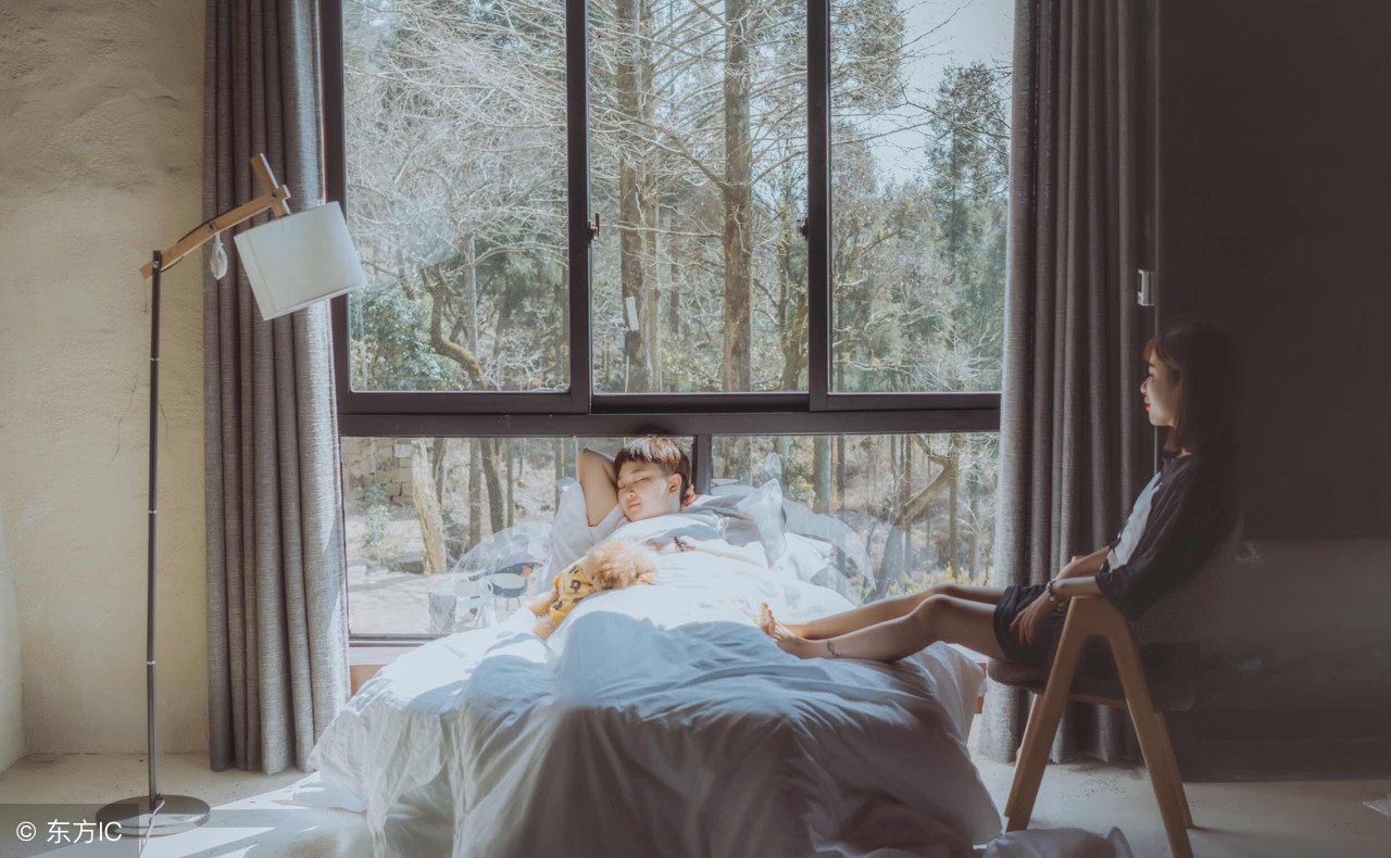 床尾的木凳为什么叫春凳,酒店的床尾有个长条凳是何用