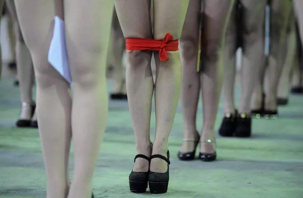 女性双腿空隙很大是什么原因,女性双腿空隙大是什么原因