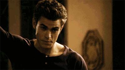 吸血鬼日记斯特凡死了卡罗琳大哭,吸血鬼日记卡罗琳什么时候在一起