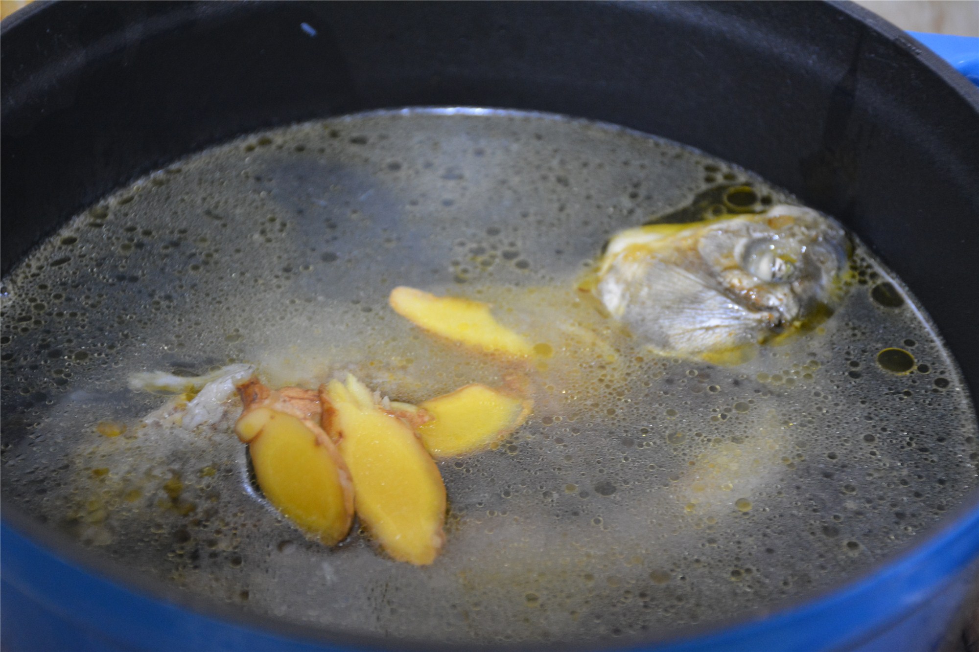 牙龈肿痛可以喝鲫鱼豆腐汤吗,牙龈肿痛上火煲什么喝