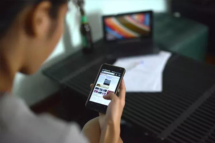 每天玩手机肩颈疼,每天玩手机超过4个小时