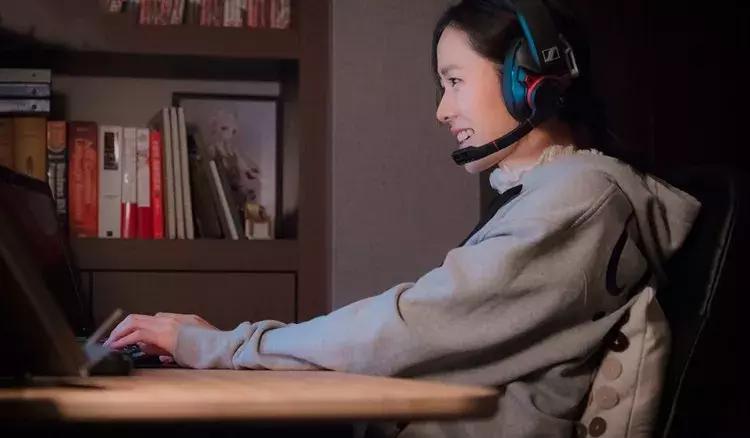 每天玩手机肩颈疼,每天玩手机超过4个小时