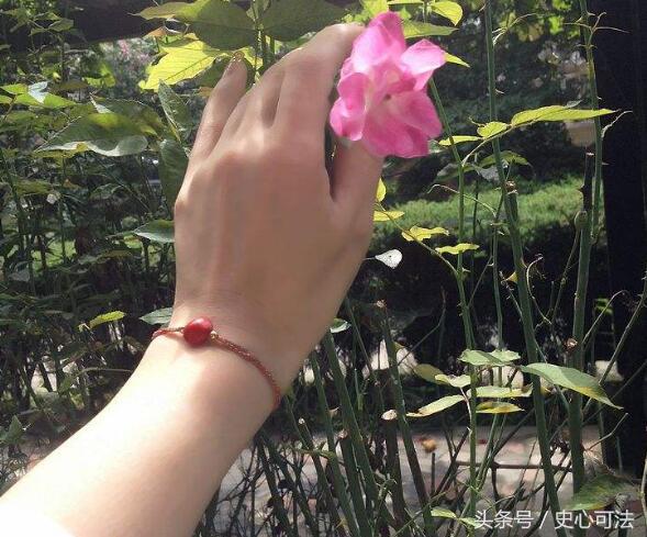 女人系红绳代表什么意思,女生戴左右脚红绳有什么区别