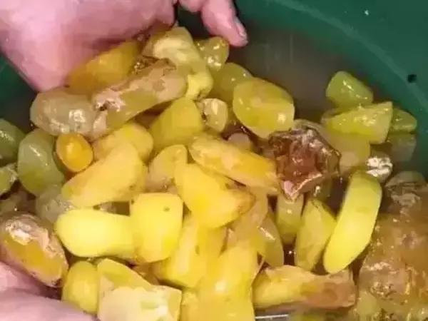 蜜蜡造假工厂:中国订单太多,锅炉都爆炸了!