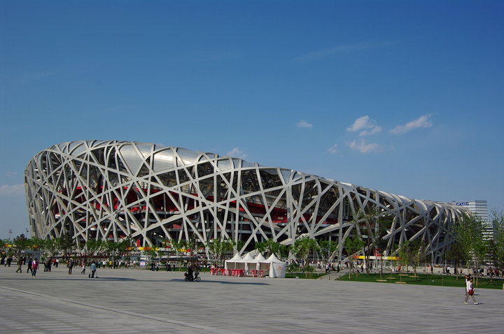 这个体育馆大约能容纳多少人,大型团体操表演新体育中心