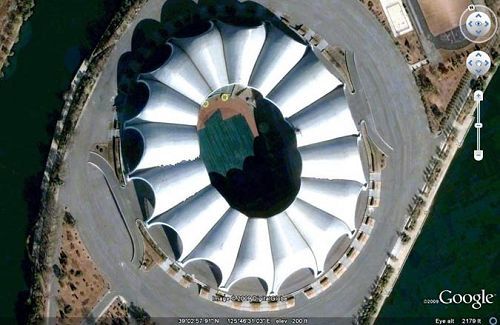 这个体育馆大约能容纳多少人,大型团体操表演新体育中心