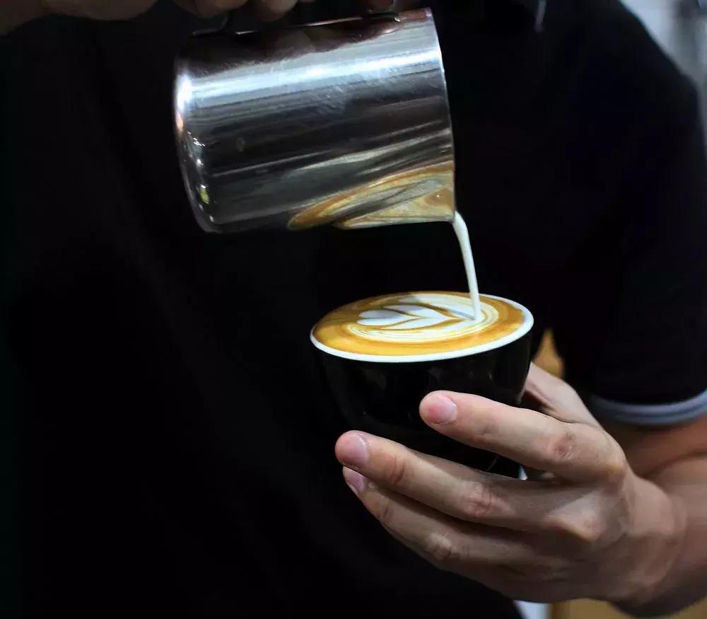 咖啡师工资不高还要坚持下去吗,咖啡师学徒大概多少工资一个月