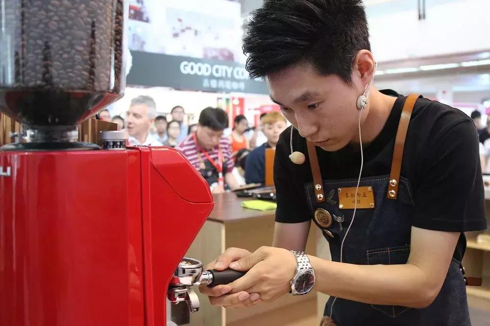 咖啡师工资不高还要坚持下去吗,咖啡师学徒大概多少工资一个月