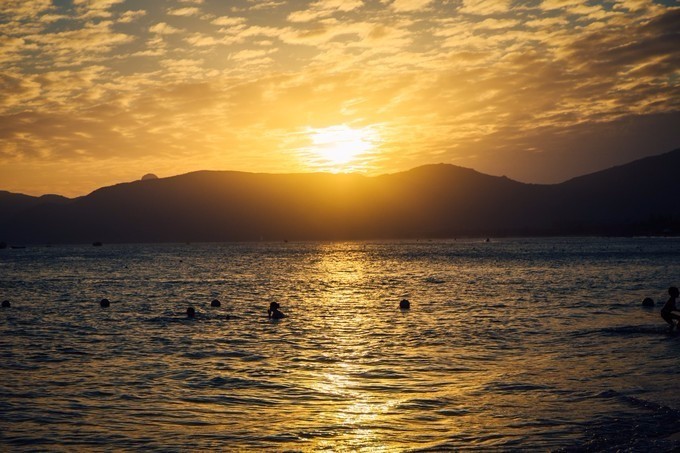 带你到三亚感受不一样的美食美景,三亚旅游必吃的美食清单大全