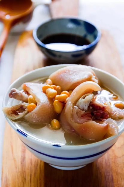 煮黄豆猪脚汤时，做错了这一步，煮出来的汤全是腥味！
