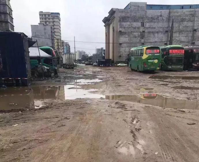 学生被勒索爸爸到校门口,小学生遭勒索