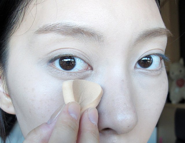 怎样通过化妆遮盖黑眼圈,黑眼圈化妆怎么遮盖简单方法