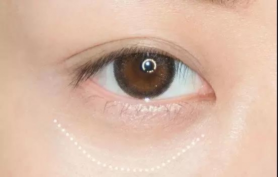 怎样通过化妆遮盖黑眼圈,黑眼圈化妆怎么遮盖简单方法