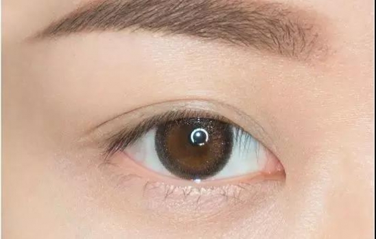 怎样通过化妆遮盖黑眼圈,黑眼圈化妆怎么遮盖简单方法