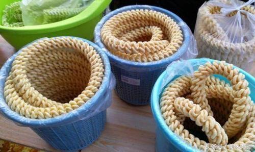 小伙自己创业摆摊卖小吃,农村小伙毅然开家庭作坊卖小吃