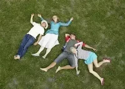 红色衣服染上黑色怎么洗掉妙招,衣服不管染上什么如何清洗