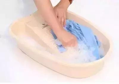 红色衣服染上黑色怎么洗掉妙招,衣服不管染上什么如何清洗