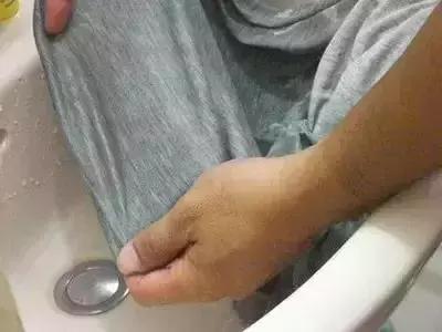 红色衣服染上黑色怎么洗掉妙招,衣服不管染上什么如何清洗