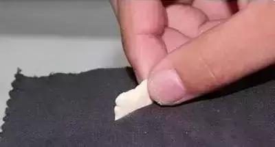 红色衣服染上黑色怎么洗掉妙招,衣服不管染上什么如何清洗