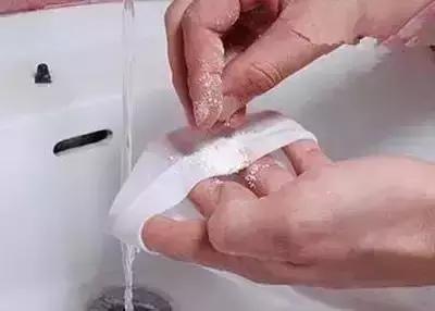 红色衣服染上黑色怎么洗掉妙招,衣服不管染上什么如何清洗