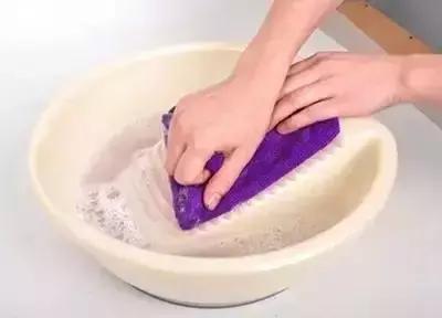 红色衣服染上黑色怎么洗掉妙招,衣服不管染上什么如何清洗