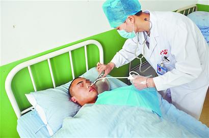 插胃管时胃管盘在口腔，怎么办？