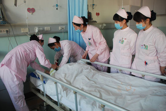 插胃管时胃管盘在口腔，怎么办？