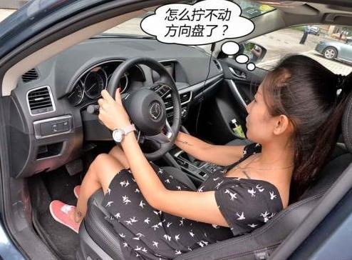 转弯时方向盘突然卡死怎么解决,货车方向盘突然卡死怎么办