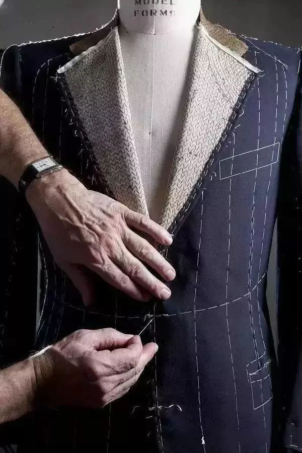 纯手工半手工和高端定制西服区别,定制西服和成衣西服有什么区别