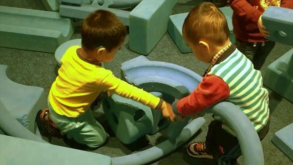 小孩总是来回跑是多动症吗,小孩总是喜欢乱动是什么原因