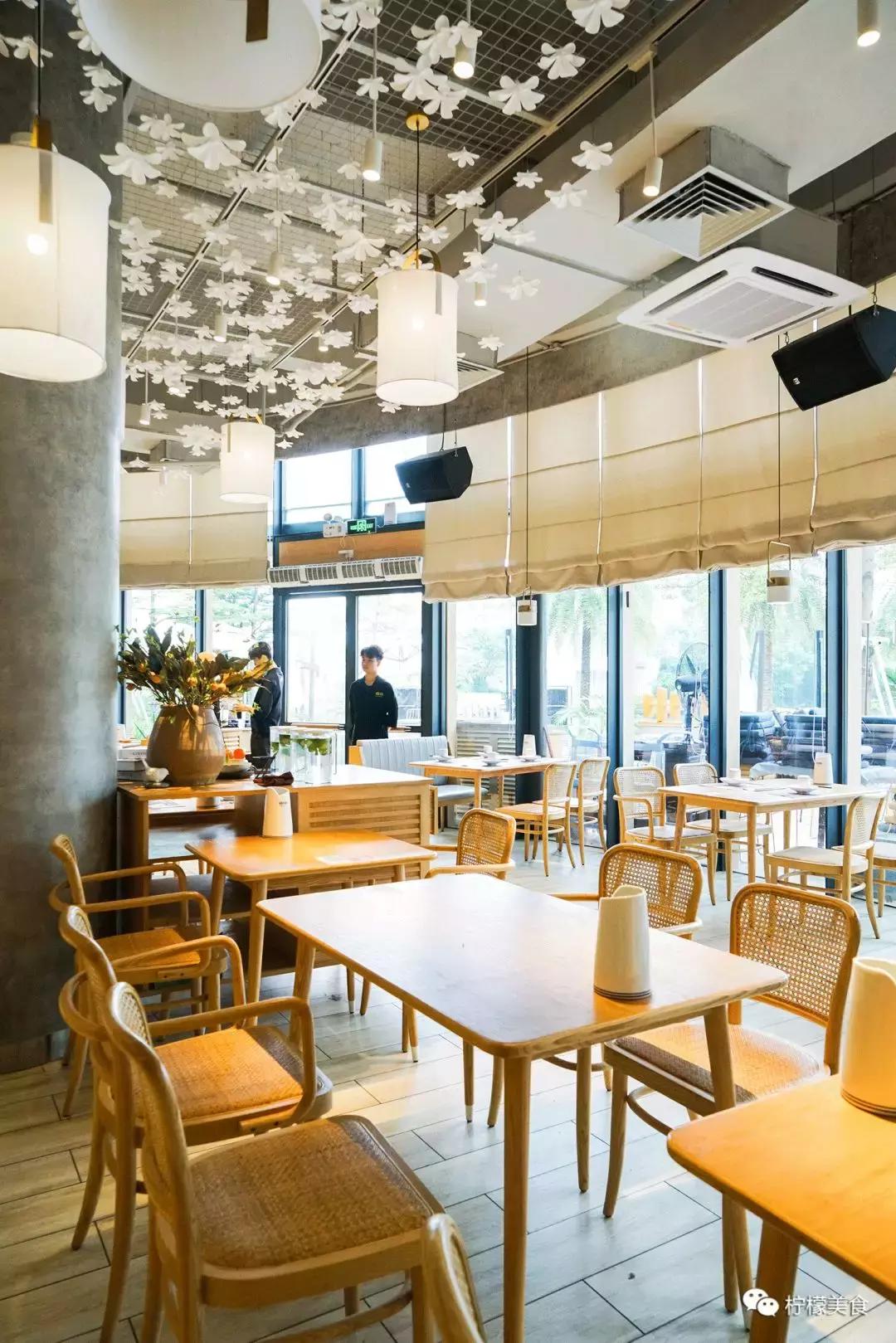 开在湖边的男团串串，我连店名都不会读