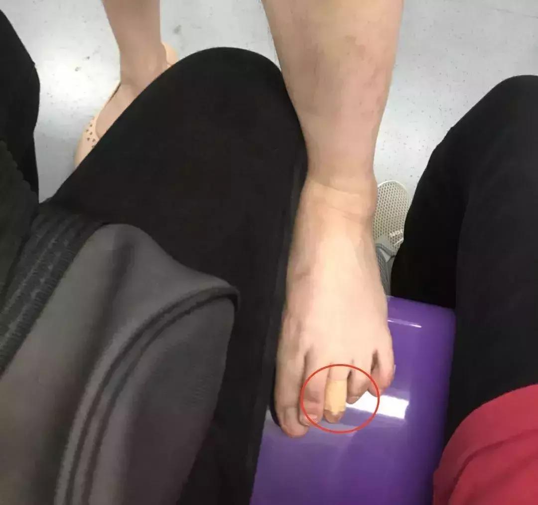 地铁上一女子抢不到座,地铁上尴尬不敢抢座位