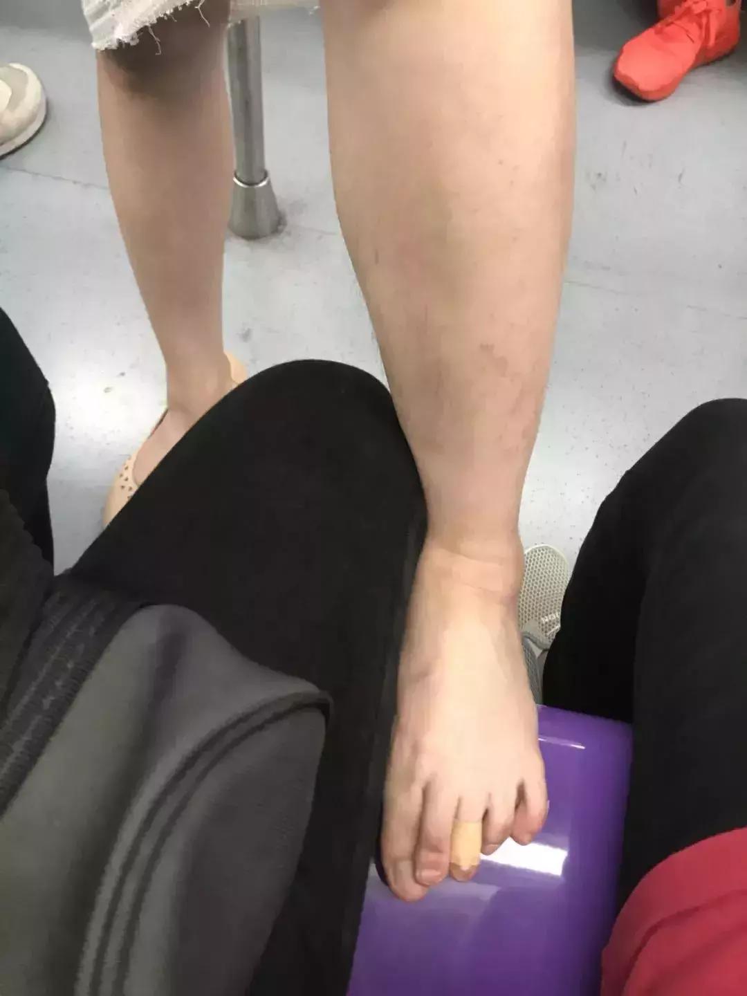 地铁上一女子抢不到座,地铁上尴尬不敢抢座位