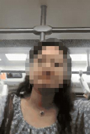 地铁上一女子抢不到座,地铁上尴尬不敢抢座位