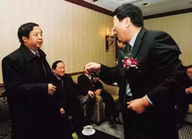 中国乳业的“三国杀”