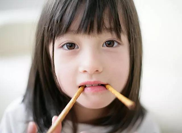 桥本环奈红框眼镜,桥本环奈可爱眼妆