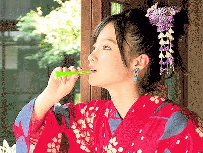 桥本环奈红框眼镜,桥本环奈可爱眼妆