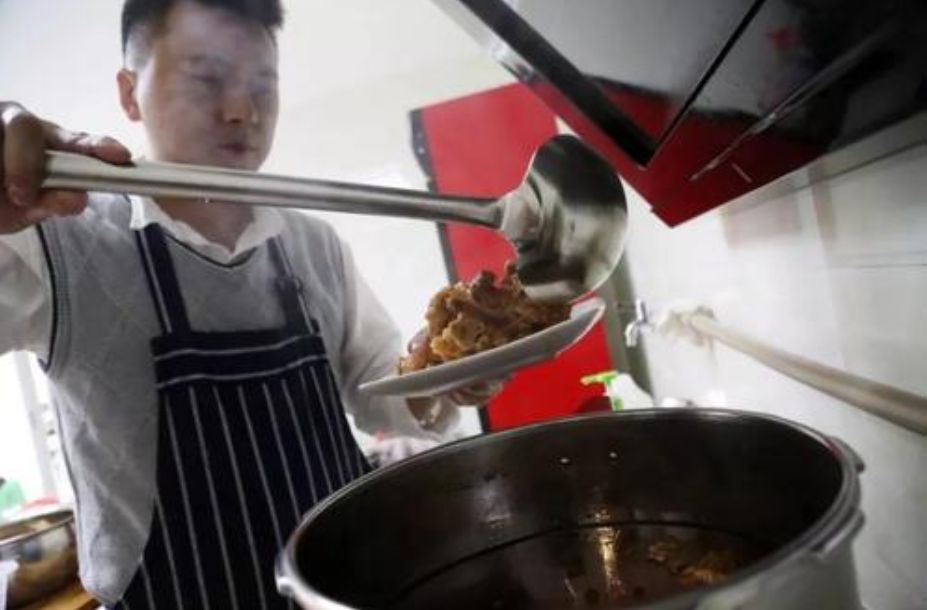 老汤保存的时间越长,芳香物质越丰富,煮制出的肉食风味愈美!