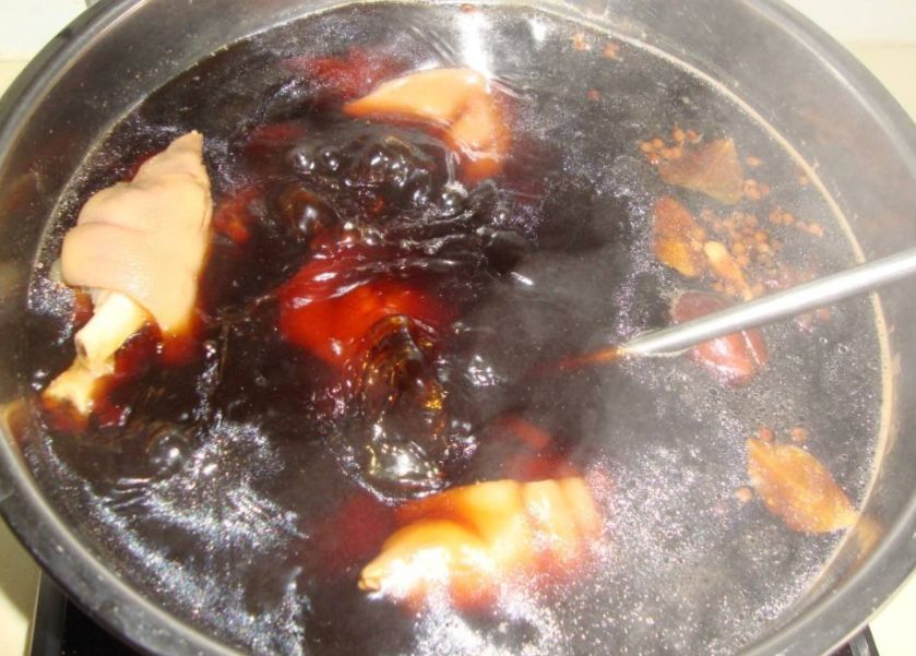 老汤保存的时间越长,芳香物质越丰富,煮制出的肉食风味愈美!