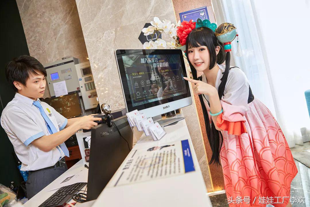 跟踪两位美少女进入酒店……发现了了不得的新天地！